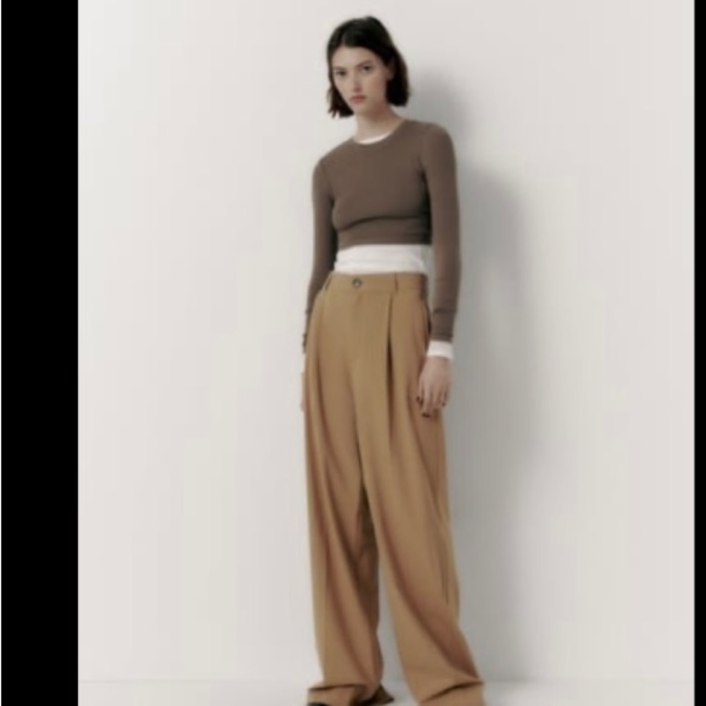 High waisted pants with front pockets and with back false welt pockets.